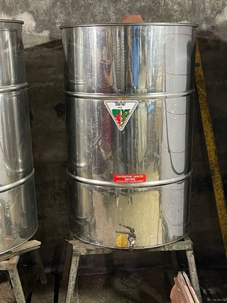 Cubas Inox, Estrujadora y Carretillo Sulfatadora