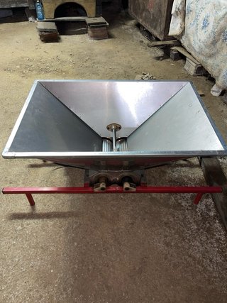 Cubas Inox, Estrujadora y Carretillo Sulfatadora