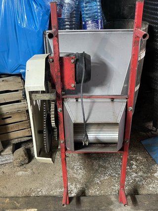 Cubas Inox, Estrujadora y Carretillo Sulfatadora