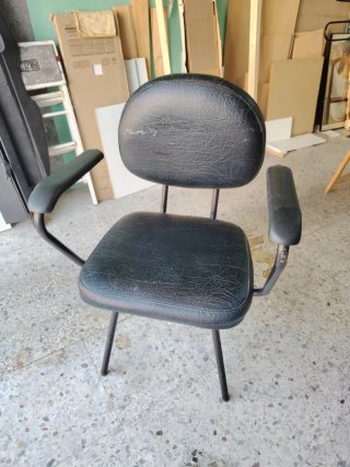Silla polipiel negra con brazos