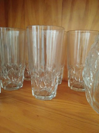 Juego de vasos altos y jarras