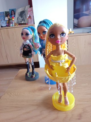 Pack 6 Muñecas Rainbow High, 4 peanas y accesorios