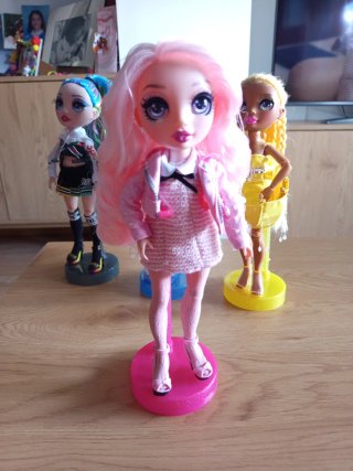 Pack 6 Muñecas Rainbow High, 4 peanas y accesorios