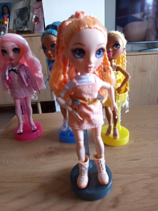 Pack 6 Muñecas Rainbow High, 4 peanas y accesorios