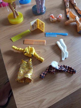 Pack 6 Muñecas Rainbow High, 4 peanas y accesorios