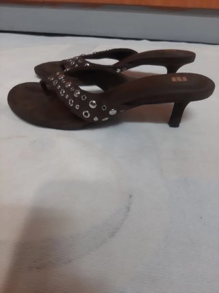 Zapatos de tacón marrones con tachuelas