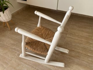 Mecedora infantil de madera y esparto