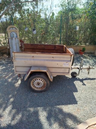 Remolque de carga con rueda de repuesto