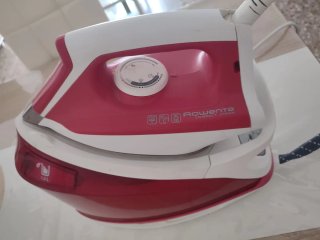 Plancha de vapor roja y blanca