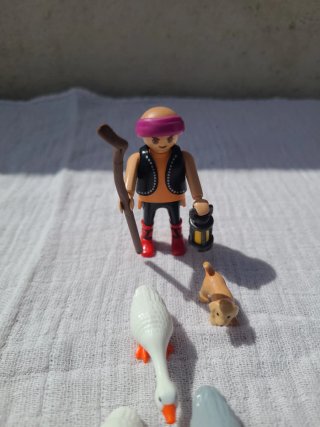 Lote 37. Playmobil Gansos y Pastor
