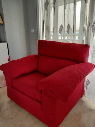 Sofá de tela rojo está en oliva