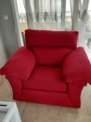 Sofá de tela rojo está en oliva