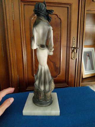 Figura de mujer elegante mármol y oro