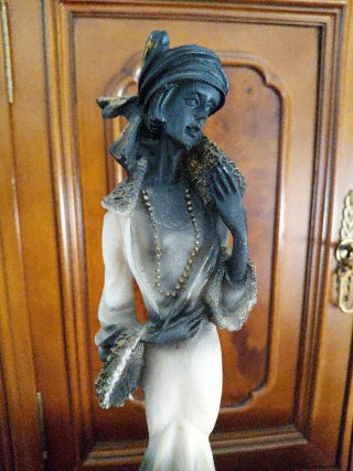 Figura de mujer elegante mármol y oro