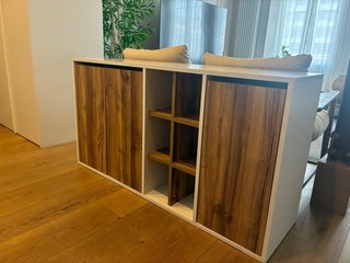 Mueble recibidor blanco y madera