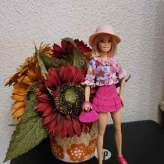 Muñeca Barbie articulada con sombrero y falda rosa