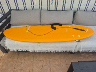 Tabla de surf OLAIAN con diseño de hojas