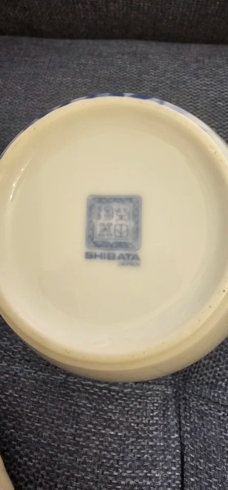 Jarrón de porcelana japonés con flores