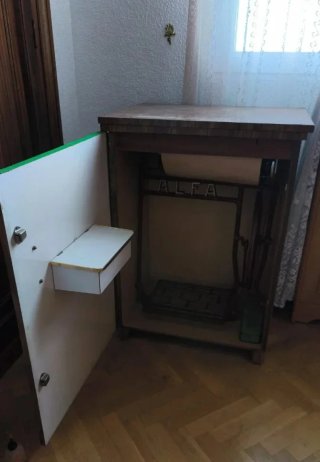 Máquina de coser Alfa con mueble