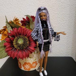 Muñeca Barbie articulada con maleta y flores