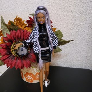 Muñeca Barbie articulada con maleta y flores