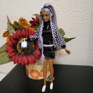 Muñeca Barbie articulada con maleta y flores