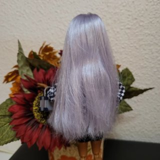 Muñeca Barbie articulada con maleta y flores