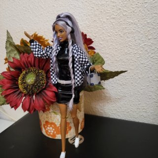 Muñeca Barbie articulada con maleta y flores