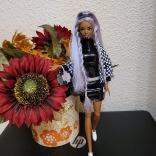 Muñeca Barbie articulada con maleta y flores