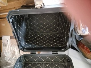 Baúl de moto negro con cerradura