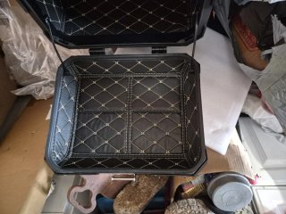 Baúl de moto negro con cerradura