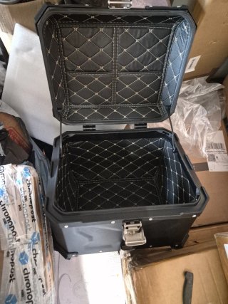 Baúl de moto negro con cerradura