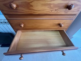 Cómoda de madera con 7 cajones