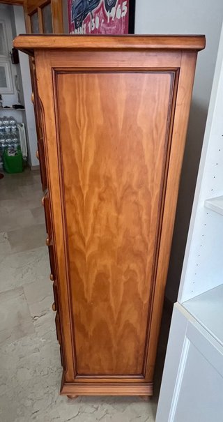 Cómoda de madera con 7 cajones