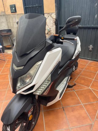 Moto Scooter Negra y Blanca
