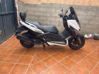 Moto Scooter Negra y Blanca