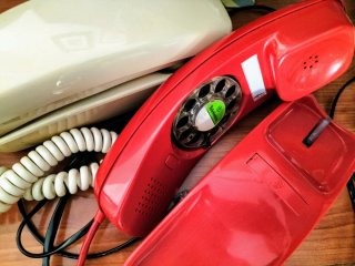 2 -Teléfonos Vintage Góndola Años 70. Rojo y Beige