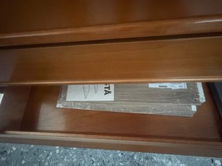 Cómoda de madera marrón.