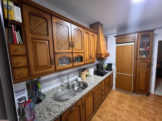 Muebles de cocina de madera y cristal