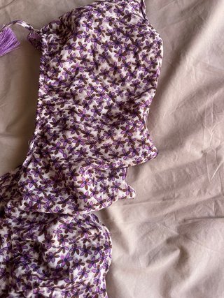 Vestido morado con estampado floral