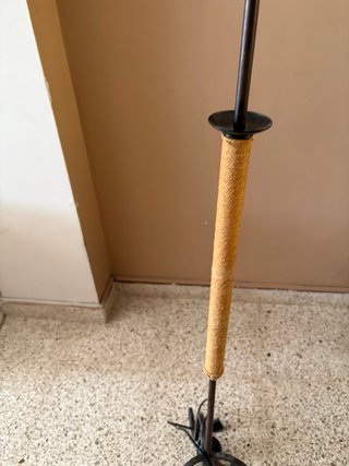 Lámpara de pie de forja.