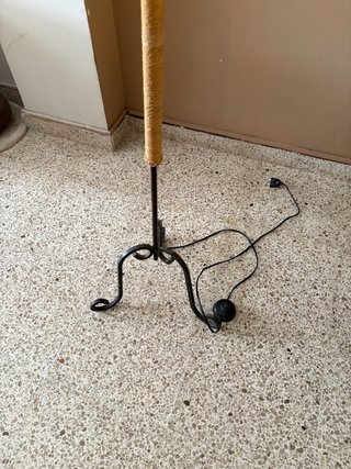 Lámpara de pie de forja.