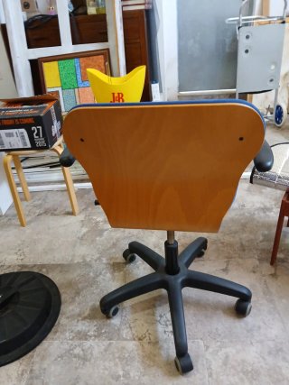 Silla de oficina ergonómica azul
