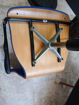 Silla de oficina ergonómica azul
