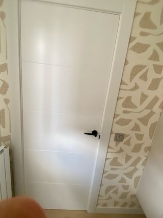 Puerta blanca interior