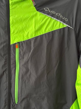 Cortavientos Quechua con capucha – Gris/Verde flúo
