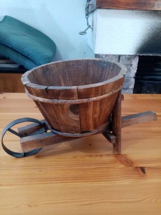 Carro de madera decorativo