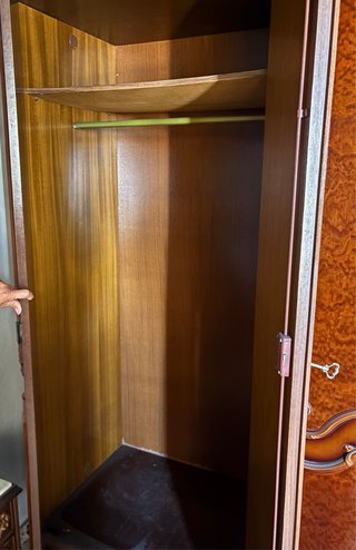 Armario de madera marrón con 6 puertas.