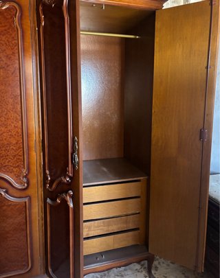 Armario de madera marrón con 6 puertas.