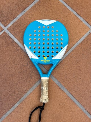 Dos palas de pádel Dunlop y Artengo